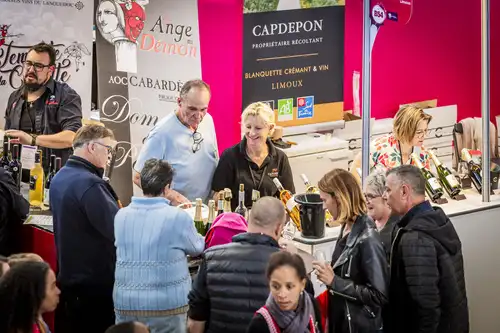 Stand d'un exposant vue de loin