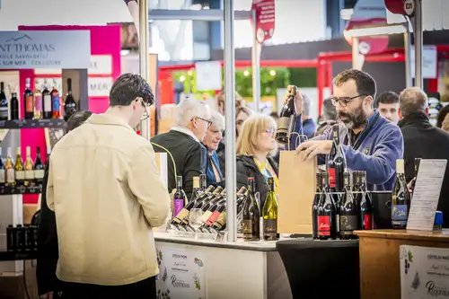 Un visiteur observe un stand