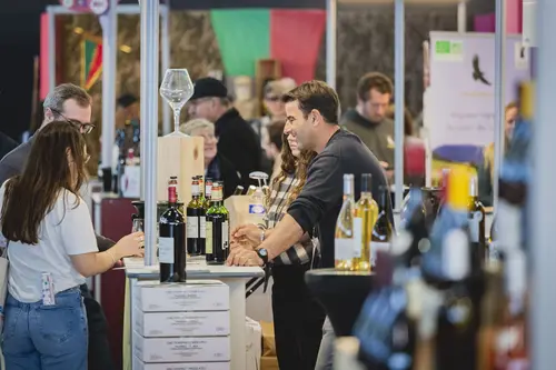Stand du salon avec visiteurs et exposant
