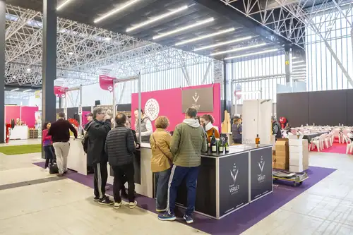 Stand du salon avec visiteurs et exposant