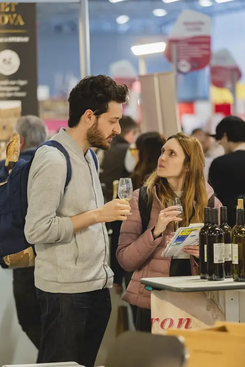 Visiteur avec un verre à la main