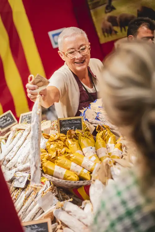 Une femme tend un saucisson