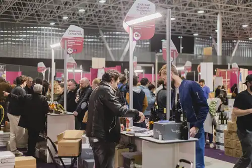 Petits stands de producteurs de vins