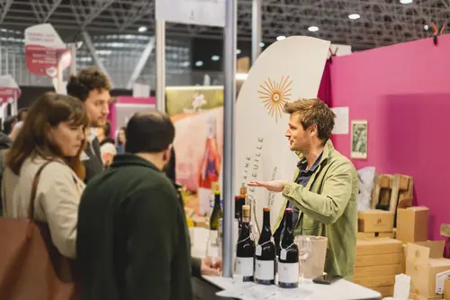 Stand du salon avec visiteurs et exposant