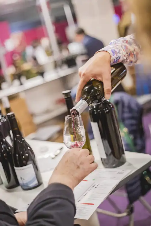 Verre de vin en train d'être versé