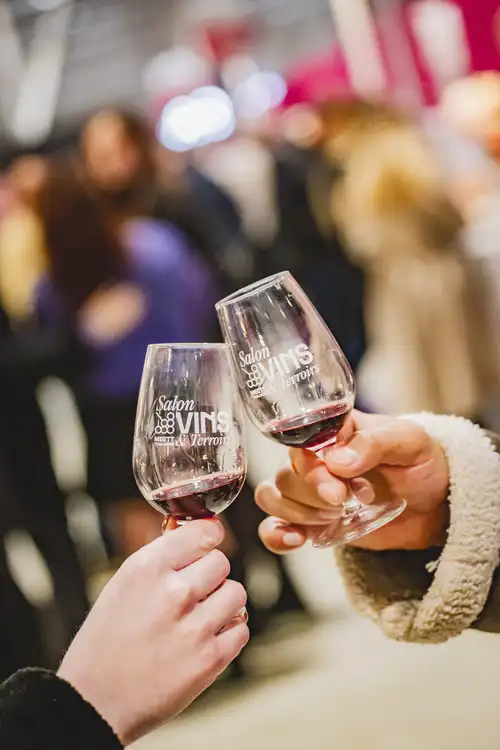 Deux verres de vins trinquent