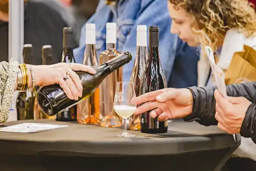 Verre de vin en train d'être versé