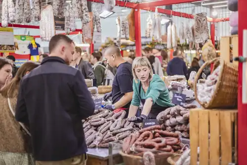 Visiteur arrêté sur un stand de saucisses