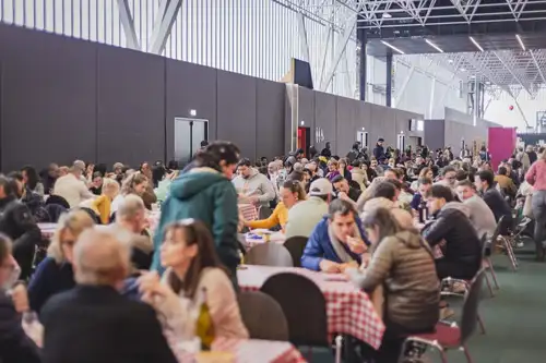 Les visiteurs mangent à table