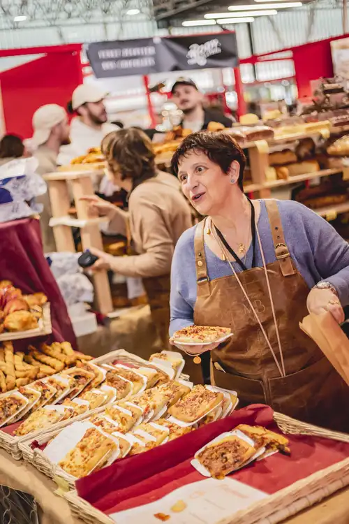 Exposante avec une pizza dans les mains
