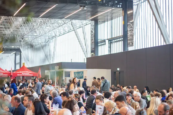 Des personnes sont en train de manger durant le salon